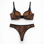 alla bakır yılan desenli iç çamaşırının arka görünümü.