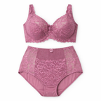 Toparlayıcı sütyen ve yüksek bel külot tasarımıyla konforu ve şıklığı bir arada sunan dantelli büyük beden iç giyim takımı.