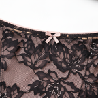 Siyah dantel doku detayı