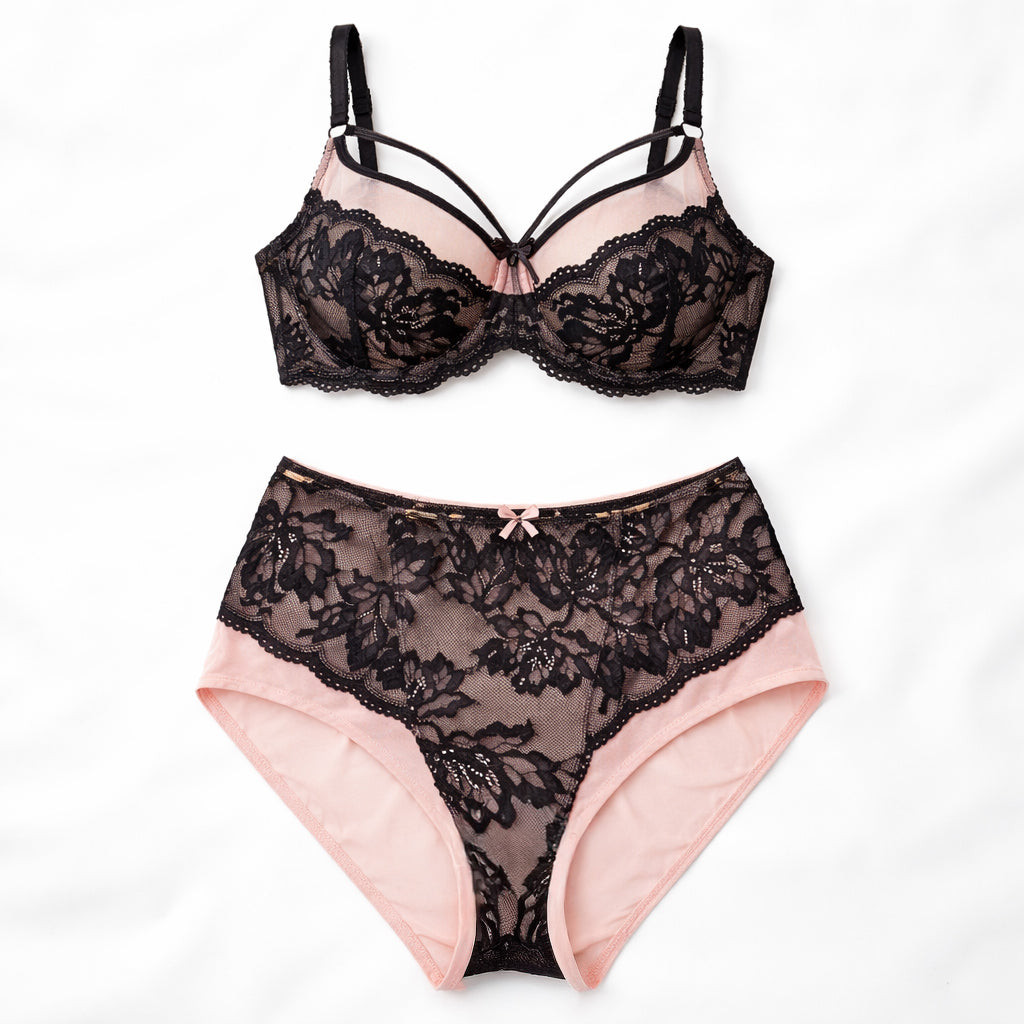 Büyük beden kadınlar için tasarlanan lüks sütyen ve külot takımı. Siyah dantel detaylı, rahat kalıp, şık ve feminen tasarım.