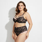 Büyük beden kadınlar için tasarlanan lüks sütyen ve külot takımı. Siyah dantel detaylı, rahat kalıp, şık ve feminen tasarım.