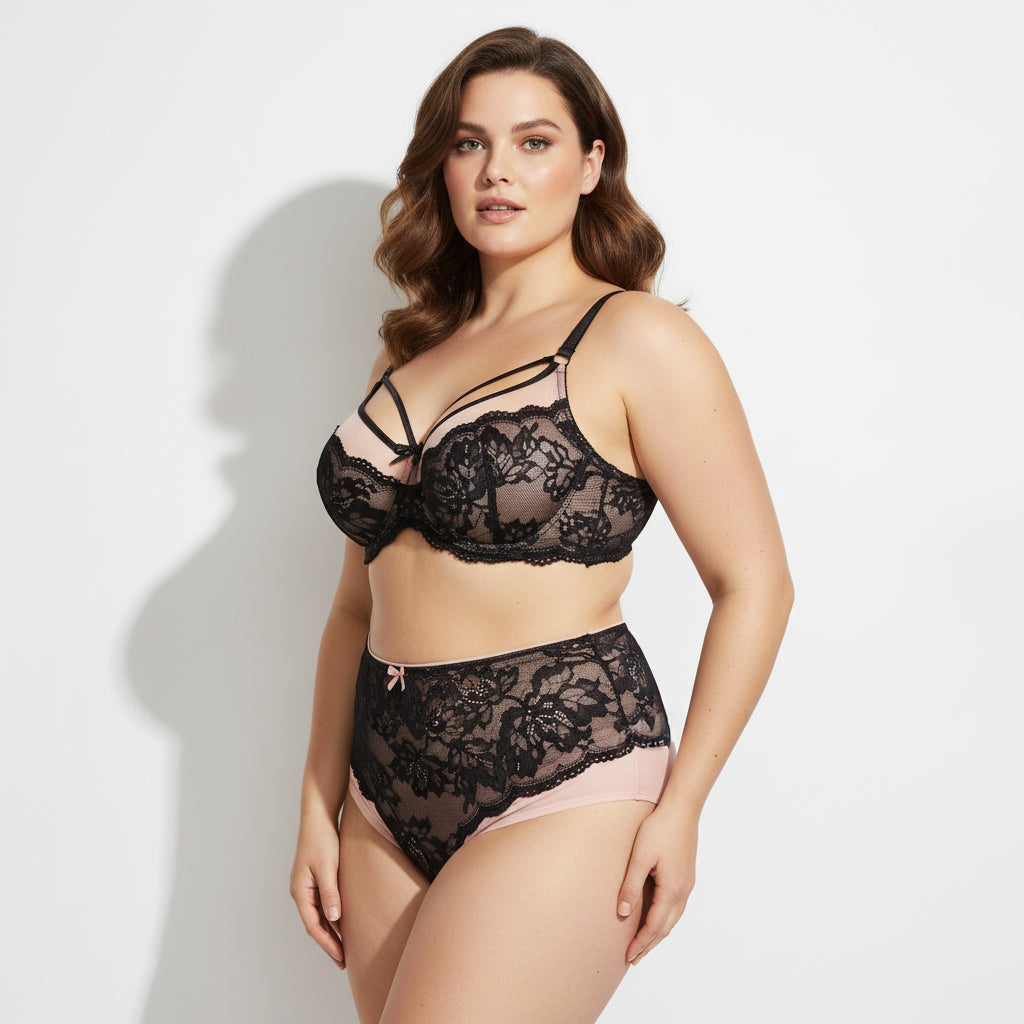 Büyük beden kadınlar için tasarlanan lüks sütyen ve külot takımı. Siyah dantel detaylı, rahat kalıp, şık ve feminen tasarım.