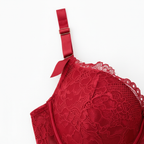 Sütyen fiyonk ve dantel detayı