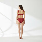 Zarif bordo dantelli sütyen ve külot takımı arkadan görünüm.