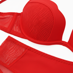 Kırmızı iç çamaşırıı. Kumaş detay.