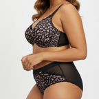 ALLA siyah ve pudra dantel büyük beden iç çamaşırı takımı. Destekli sütyen, rahat külot, şık ve konforlu tasarım. Online satın al.