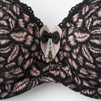 ALLA siyah ve pudra dantel büyük beden iç çamaşırı takımı. Destekli sütyen, rahat külot, şık ve konforlu tasarım. Online satın al.