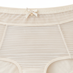 Balenli sütyen ve rahat boxer külot tasarımıyla öne çıkan krem renkli lüks iç çamaşırı takımının tül paneli.