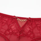 Zarif bordo dantelli külotun detayı.