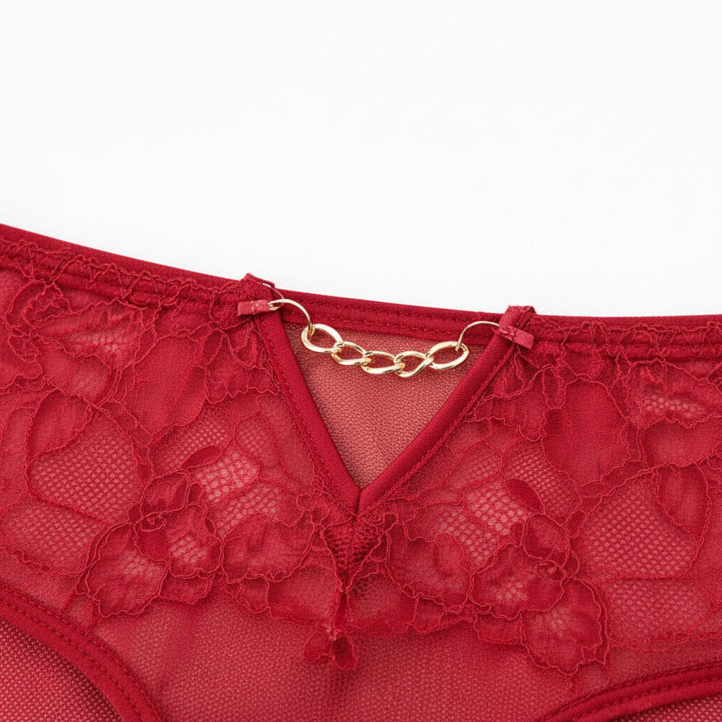 Zarif bordo dantelli külotun detayı.