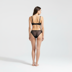 Siyah tül setin arka görünümü.