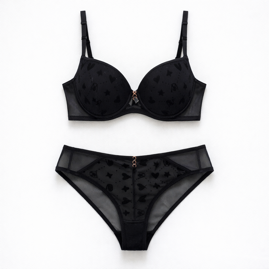 Modern siyah tül sütyen ve külot takımı. Push up sütyen, sade kesim külot ve zarif metal detaylar.