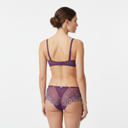 Mürdüm nakış detaylı boxer külot arka görünüm düz beyaz zemin ürün fotoğrafı