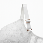 Pudra ve beyaz dantel balenli toparlayıcı sütyen ile gün boyu konfor ve zarif görünüm. Askı ve metal detayı.