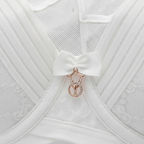 Pudra ve beyaz dantel balenli toparlayıcı sütyen ile gün boyu konfor ve zarif görünüm. Merkez fiyonk detayı