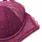 Zarif dantel detayları, güçlü toparlayıcı yapısı ve konforlu kalıbıyla büyük beden kadınlar için tasarlanmış lüks iç çamaşırı takımı. Gün boyu destek, geceleri şıklık.