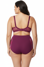 Zarif dantel detayları, güçlü toparlayıcı yapısı ve konforlu kalıbıyla büyük beden kadınlar için tasarlanmış lüks iç çamaşırı takımı. Gün boyu destek, geceleri şıklık.