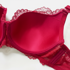 Bordo dantelli toparlayıcı sütyenin iç görünüm detayı.