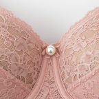 Pudra renk dantelli büyük beden sütyen; zarif tasarım, yumuşak doku ve dengeli destek sunar. Feminen ve konforlu iç giyim.