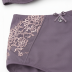 Büyük beden dantelli sütyen ve külot takımı. Destekli, konforlu ve şık tasarım. Yan panel detayı.