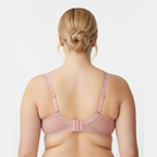 Pudra renk dantelli büyük beden sütyen; zarif tasarım, yumuşak doku ve dengeli destek sunar