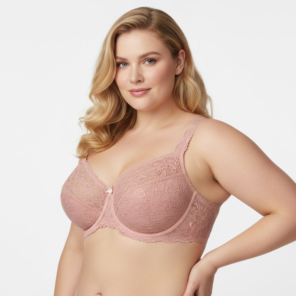 Pudra renk dantelli büyük beden sütyen; zarif tasarım, yumuşak doku ve dengeli destek sunar. Feminen ve konforlu iç giyim. Çapraz açıdan görünüm.