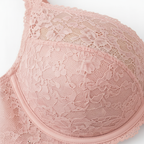 Pudra renk dantelli büyük beden sütyen; zarif tasarım, yumuşak doku ve dengeli destek sunar. Feminen ve konforlu iç giyim. Dantel deseni.