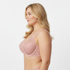 Pudra renk dantelli büyük beden sütyen; zarif tasarım, yumuşak doku ve dengeli destek sunar. Feminen ve konforlu iç giyim. Yan profilden görünüm.