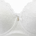 Ekru dantel destekli sütyen. Gelin ve özel gün kombinleri için ideal premium tasarım. Dantel doku detayı