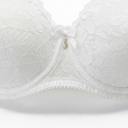 Ekru dantel destekli sütyen. Gelin ve özel gün kombinleri için ideal premium tasarım. Dantel kenar detayı.