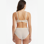 Ekru dantel sütyen ve külot takımı beyaz arka plan arka görünüm