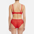 Kırmızı dantel premium sütyen ve külot takımı düz beyaz arka plan arka görünüm.