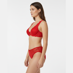 Kırmızı dantel sütyen ve külot takımı beyaz arka plan yan görünüm