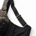 Siyah kontrast dantelli büyük beden sütyen; güçlü destek, zarif detaylar ve premium konfor sunar. Askı detayı.