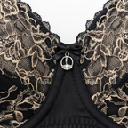 Siyah kontrast dantelli büyük beden sütyen; güçlü destek, zarif detaylar ve premium konfor sunar. Gümüş aksesuar