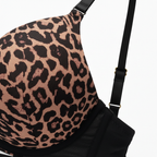 Leopar ve ten rengi çift bant detaylı tasarımı ile şık ve konforlu kadın sütyeni. Kup ve askı detayı.