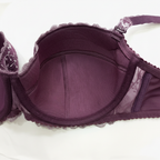 Mürdüm destekli sütyen beyaz nakış detaylı premium iç çamaşırı yakın plan