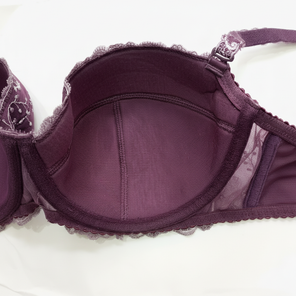 Mürdüm destekli sütyen beyaz nakış detaylı premium iç çamaşırı yakın plan