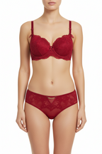 Zarif bordo dantelli sütyen ve külot takımı. Destekli sütyen, konforlu kalıp ve lüks detaylar.