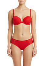 Modern dalga kesim detaylı siyah destekli sütyen ve külot takımı.