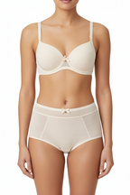 Balenli sütyen ve rahat boxer külot tasarımıyla öne çıkan krem renkli lüks iç çamaşırı takımı. Gün boyu konfor ve zarafet.
