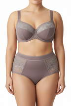 Destekli ve balenli sütyen, göğüsleri ideal şekilde toparlayarak doğal ve dengeli bir görünüm sağlar.