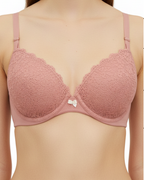 Zarif dantel detaylı pudra destekli sütyen. Doğal toparlayıcı form, günlük konfor ve şık tasarım bir arada.