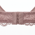 Premium dantel detayları ve güçlü destek sunan sütyen modellerini keşfedin. Kopça detayı makro.