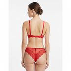Şık ve toparlayıcı kırmızı dantel sütyen ve külot takımı. Premium kalite, feminen tasarım ve gün boyu konfor. Hemen keşfedin. Arka görünüm.