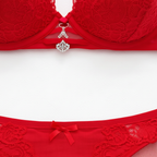 Şık ve toparlayıcı kırmızı dantel sütyen ve külot takımı. Premium kalite, feminen tasarım ve gün boyu konfor. Hemen keşfedin. Kenar detayı.