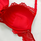 Şık ve toparlayıcı kırmızı dantel sütyen ve külot takımı. Premium kalite, feminen tasarım ve gün boyu konfor. Hemen keşfedin. 