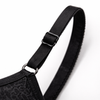 Zarif metal zincir detayı ve çoklu askı tasarımıyla modern feminen gücü yeniden tanımlar.