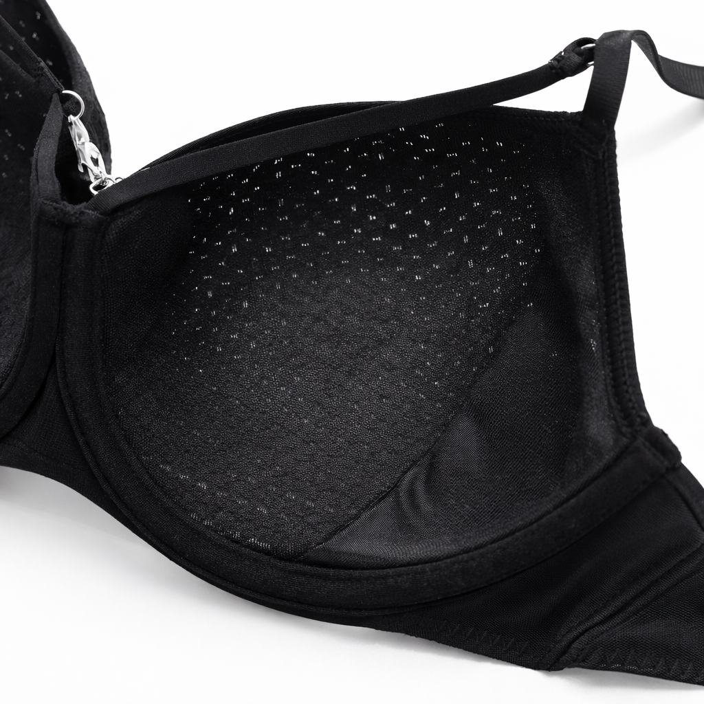 Zarif metal zincir detayı ve çoklu askı tasarımıyla modern feminen gücü yeniden tanımlar.