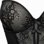 Destekli sütyen yapısı ve esnek kumaşı ile konforlu ve şık kadın body modeli. Sütyen kup makro detayı.